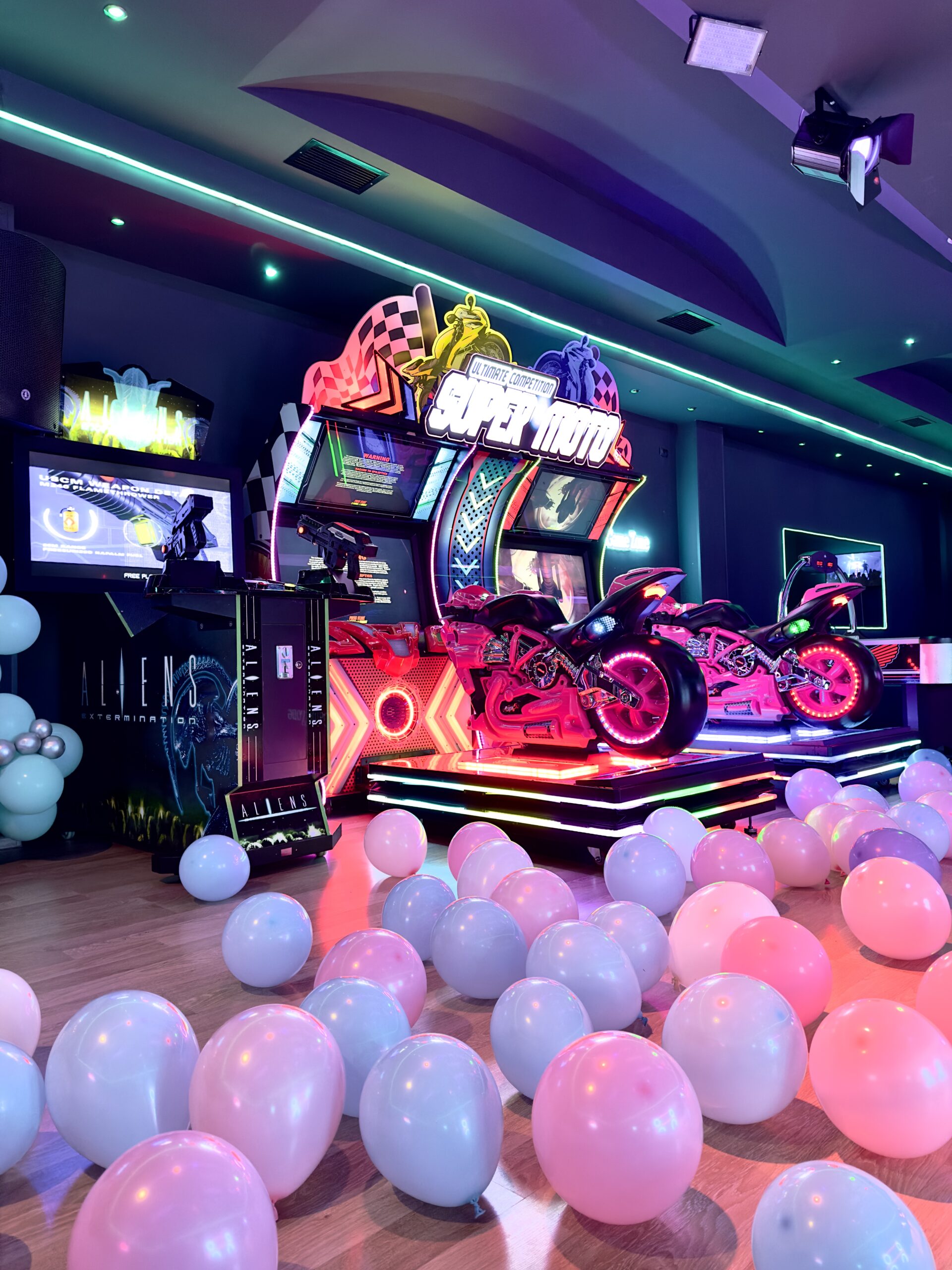 Simulatoare moto și zona de arcade din Fun Factory