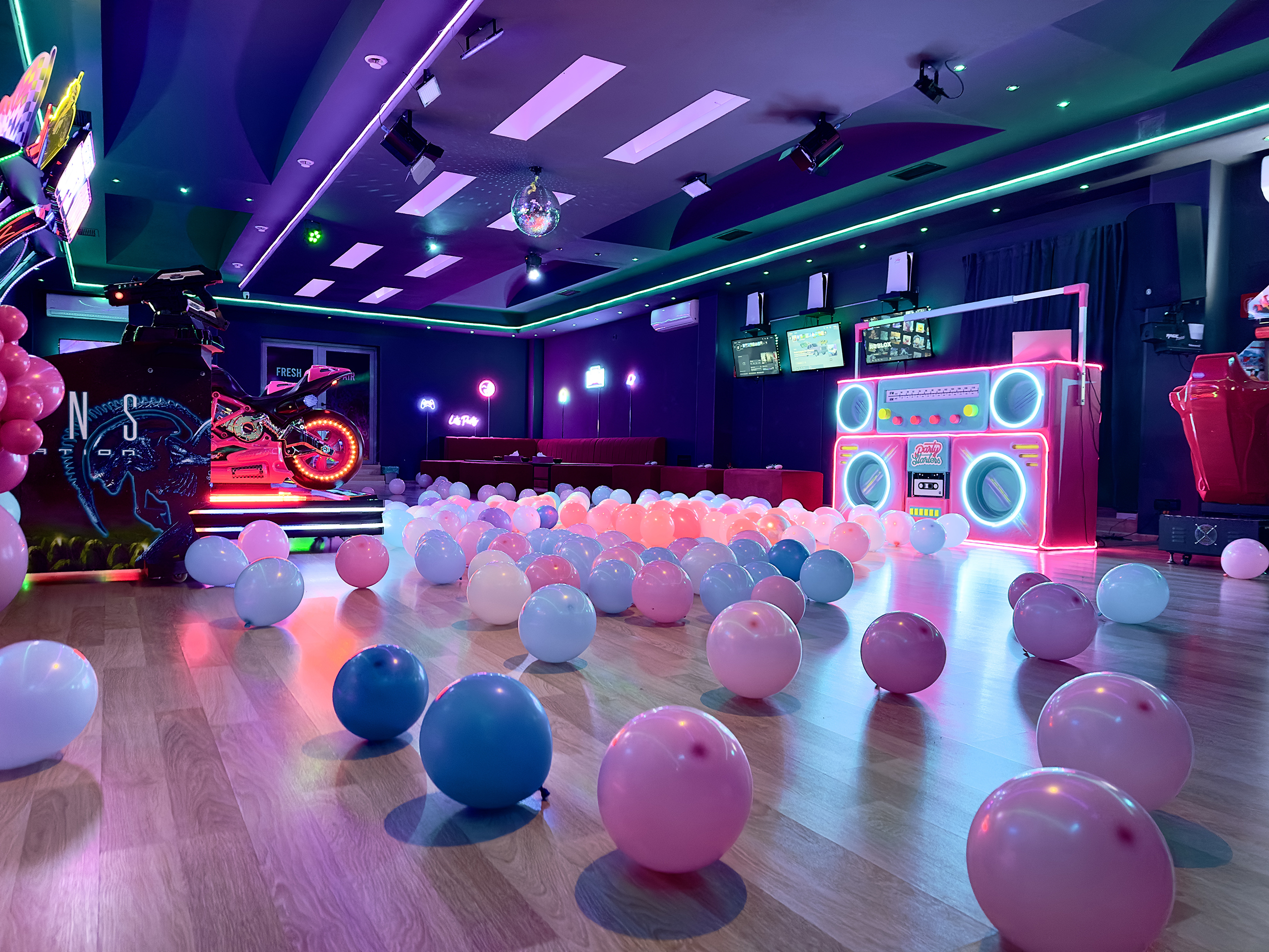 Sala Fun Factory decorată cu baloane